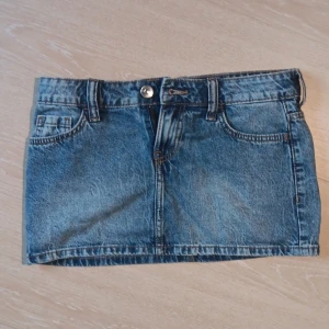 Minikjol - Superfin miniskirt i storlek 34 från HM. Säljer eftersom den tyvärr inte passar mig längre