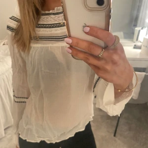 Blus - Säljer min söta topp då den inte kommer till användning💓