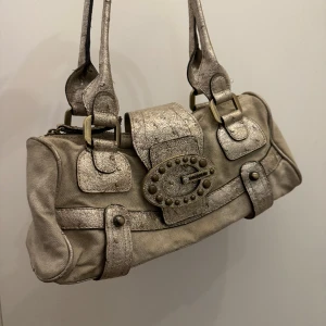 Beige Guess Väska - säljes då den ej kommer till användning 💗
