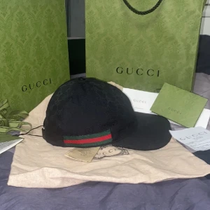 Gucci keps - Säljer min Gucci keps, har använt den ett fåtal gånger. Kepsen är splitter ny och alla original tillbehör följer med. Storlek M Pris 2800kr Kepsen har inga skador eller problem  Varan är redo att hämtas eller fraktas  Tveka inte på att höra av dig 