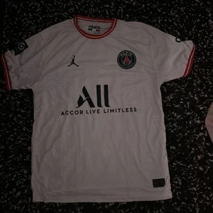 Psg x Jordan T-shirt - Säljer denna då den ej passar mig.  Strl M