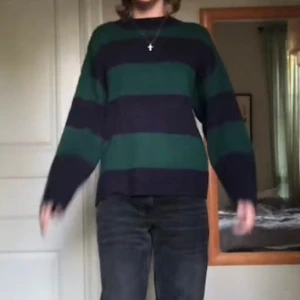 Brandy liknande tröja - Säljer denna jätte snygga tröjan som liknar brandy melvilles mycket populära brianna sweater💘sparsamt använd💕skriv om du har några frågor🤩Nypris:150kr