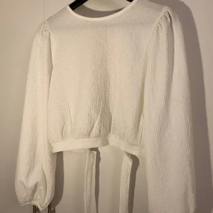 Blus ✨ - Tunn blus med knytning baktill. 