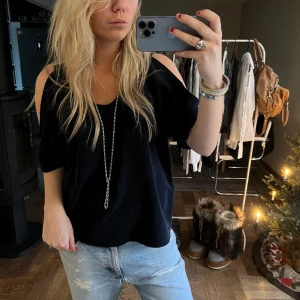 Blus  - Marinblå blus med hål på axlarna 