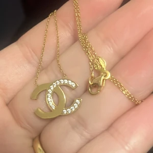 21k guld halsband i ✨😍 - Använd 2-3 gånger i utmärkt skick! 