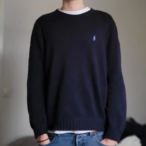 Ralph Lauren tröja - Mörkblå Polo Ralph Lauren tröja! Riktigt fint skick utan tecken på användning. Storlek M, jag är 185!
