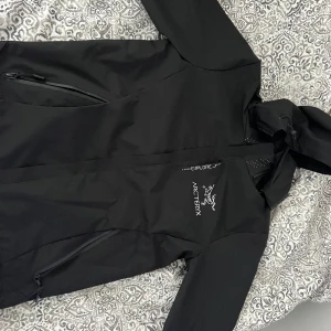 Arcteryx gortex höst jacka  - Oanvänd helt ny storlek M men är dock liten i storlek. Tveka inte på att höra av er