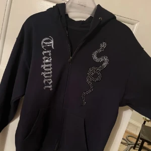 Rhinestone hoodie - Säljer min rhinestone zip hoodie som jag köpt på Made by Trappers. Tröjan är i fint skick och sparsamt använd. Dm för fler bilder🙌🏻