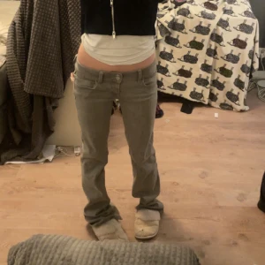 Lågmidjade jeans - Säljer dessa assnygga lågmidjade gina jeansen i storlek 158! Slutsålda överallt och Knappast använda och säljer pga för långa och de är i nytt skick💗Jag är 160cm och innerbenslängden är 77-79 Köpte de för 350+frakt därav priset!💗