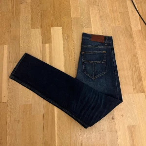 Tiger of Sweden Jeans - Säljer dessa feta Tiger of Sweden jeans i storlek 30/34! Jeansen är i väldigt bra skick som bilderna bekräftar och är i slimfit. Hör av dig i pm vid frågor eller funderingar.