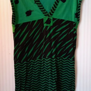 Underbar hemsydd tröja Vamlingbolaget  - Hemsydd av Vamlingbolagets underbara å sköna tyg! Helt unik!