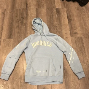 Hoddrich tröja - Knappt använd och i bra skick rekommenderar att köpa den om du är storlek s då den är lite stor i storleken 