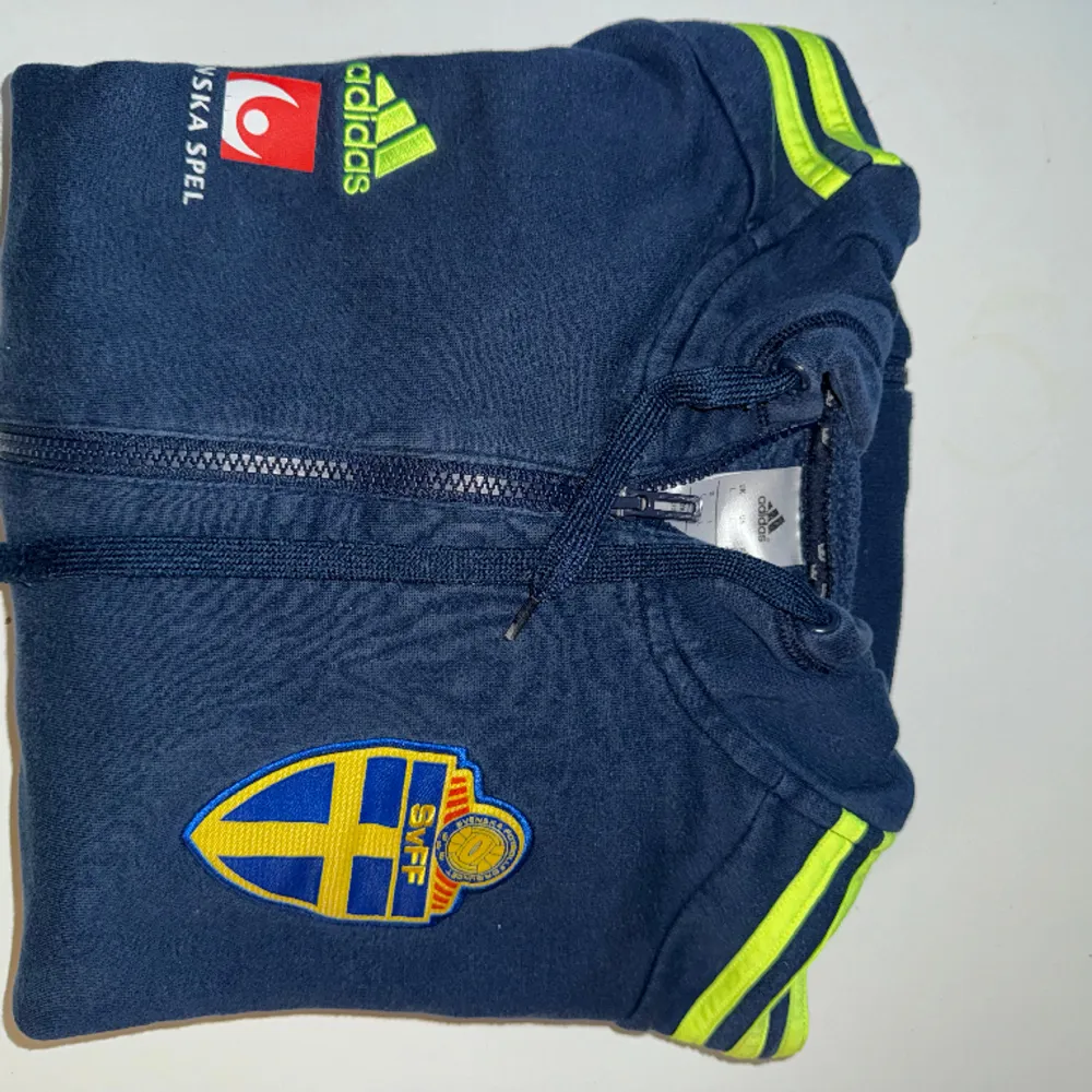 Adidas SvFF zipper i storlek L. Tröjor & Koftor.