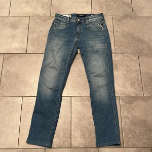 Replay Anbass 28/30 - Replay Anbass stl 28/30 (upplagda av skräddare från 32 till 30) väldigt bra skick, sparsamt använda.  Nypris 1700