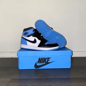 Jordan 1 high Unc Toe - Säljer mina Unc toe för att dom inte kommer till någon andvändning. Dom har inget starloss eller några defekter på sig, bara sulan som är lite smutsig men lätt att fixa. Dom är strl 43.  Har bara testet dom en gång, Finns kvitto för den som vill.
