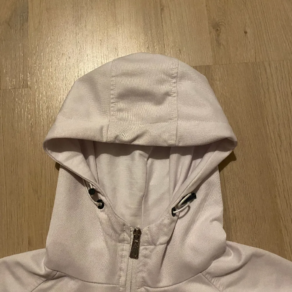 Säljer nu min Nike hoodie efter som att den har blivit aldeles för liten. Tröjan är i toppen sick och har taggigts bra hand om. . Hoodies.