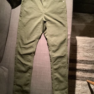 Stretchbyxor Bikbok large, använda en gång  - Stretchbyxor 