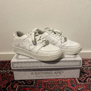Bapesta Low White - Säljer just nu ett par BAPESTA LOW WHITE i bra skick! Storkel 42. Dom är inte helt vanliga Bapestas dessa är deras 20th anniversary edition, vilket gör dom väldig ovanliga. Kvitto finns.