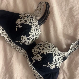 Intimissimi bh - Helt ny oanvänd Intimissimi BH med lapp kvar, storlek 75B i en jättefin mörkblå färg