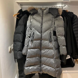 Moncler jacka  - Aldrig använd storlek S 