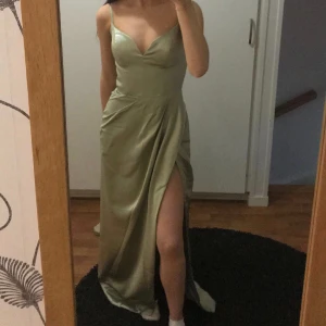 Balklänning - Säljer nu min balklänning. Använt vid 1 tillfälle sommaren 2022. Klänningen är från Hebeos och är figursydd efter min kropp. Jag är en Xs/S, 166cm och väger ca 52kg med en liten mindre byst. Köpt för 1399kr  Hör av er för fler bilder🤝🏻
