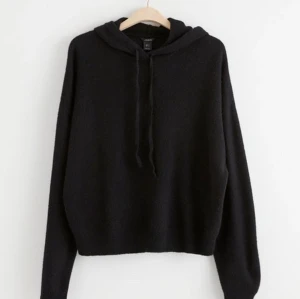 Lindex stickad hoddie  - Säljer denna fina stickade hoddie ifrån Lindex då den inte har kommit till användning, använd Max 1 gång. Helt slutsåld. Nypris är 349 kr, säljer för 200 kr! Skriv för egna bilder så fixar jag <3