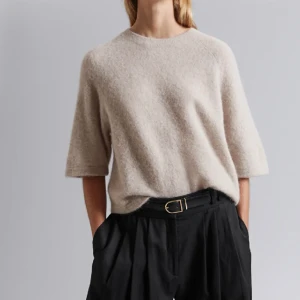 Stickad tröja - Säljer denna stickade t-shirten från & other storys då den inte kommer till någon användning. Den är i väldigt bra skick, skriv för fler bilder! Köpt för 690kr💕💕frakt ingår ej Priset är fast