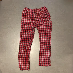 Pyjamasbyxor  - Fina pyjamasbyxor köpta här på Plick, säljer vidare då de tyvärr var för små för mig. Pyjamasbyxorna är i bra skick utan några defekter⭐️💗