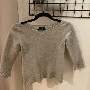 Cashmeretröja  - Så fin och skön cashmeretröja  med trekvartsärmar. Har dock ett litet hål i armhålan men som inte syns när man bär tröjan och bör kunna sys igen utan att det märks. 