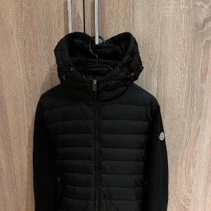 Moncler Cardigan  - Moncler cardigan i fint skick 8/10 säljes med kvitto, tar byten! 
