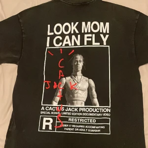 Travis Scott Tischa - Travis Scott ”Look mom i can fly” t-shirt.  Size: M (oversized passform)   Skick: Nyskick, aldrig använd.
