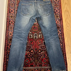 Bape Jeans - Säljer nu dessa Bape Jeans eftersom dom inte används så mycket. Storlek S och passar mig, jag är 175cm. Mitt pris: 1000kr❗️EJ hugget i sten❗️