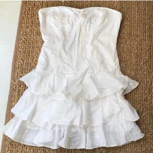 Super fin klänning i bra skick 💕 - Super fin volangklänning. Säljer pga för liten för mig hör av er om fler bilder på klänningen💕