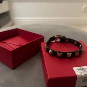 Valentino armband  - Svart valentino armband som inprincip aldrig har användts. Extra nitar + box medföljer, har tyvärr tappat bort dustbagen då jag brukar använda dom till smycken när jag reser.  Nypris: 2800 kronor   Frakt betalas av köpare! 