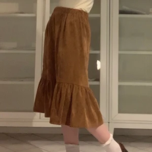 Medellång kjol i manchestertyg - Jättesnygg kjol jag köpte secondhand, verkar helt oanvänd dock. Passar XS-S men har ett töjbart band så passar säkert även M