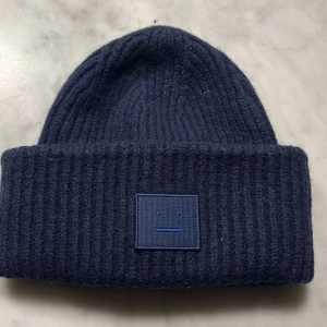 Acne Mössa Mörk blå - Köpt 2022. Mössan är knappt använd, känns som helt ny. 