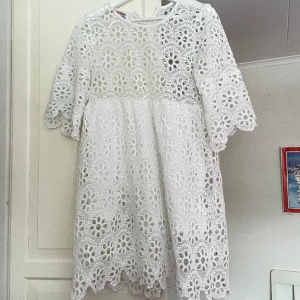 Vit klänning - Vit klänning i broderi/spets som passar som studentklänning😍jag skulle säga att det behövs en underklänning☺️