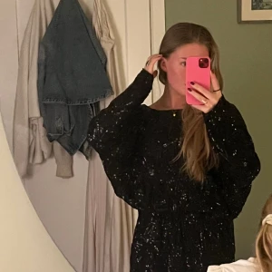 Nyårsklänning - Svart glittrig klänning som jag har bakfram på bilderna så den är mer öppen i ryggen och annars kan man ha den fram med en urringning