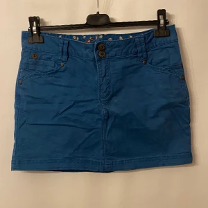 Blå kjol - Blå ”jeanskjol”. Märke: Esprit. Storlek: 38