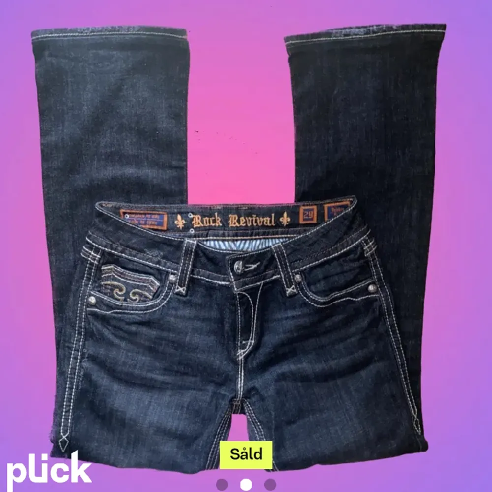 Super fina jeans med snygga detaljer på fickorna. Säljer pga att de inte används och är lite för stora. Måtten är 90 från knappen runt midjan, 88 innerbens längd och 110 cm i längden. Skriv om ni har några frågor!😇😍. Jeans & Byxor.
