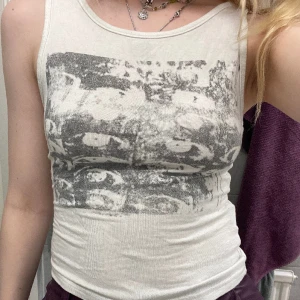 Linne med tryck - Super skönt linne som jag köpte från plick! Knappt användt och super mjukt material men tyvärr inte min stil. Inga defekter som jag hittat!  Kanin och katt finns i hemmet