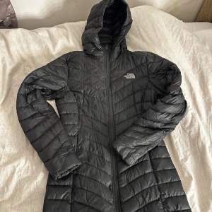 Hej! Säljer min dunjacka från The North Face för 200kr, nytt pris 1399kr. Jackan är i relativt bra skicka förutom de små fläckarna på underarmen där färgen har lossnat lite vid sömen. Är du intresserad hör av dig