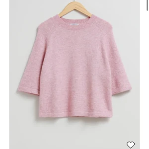 Stickad tshirt  - Säljer denna från &other stories, helt i nyskick då den knappt är använd. Säljer även en grå likadan i storlek S. Helt slutsåld på hemsidan.