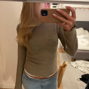 Stickad tröja  - Stickad tröja från zara med små detaljer vid ärmarna! Helt i nyskick❣️❣️❣️inga defekter!