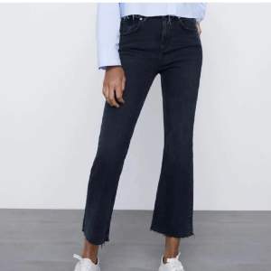 Croppad flair jeans ifrån Zara, använt fåtal gånger. Nypris 349kr, storlek 34 men passar också en 36a