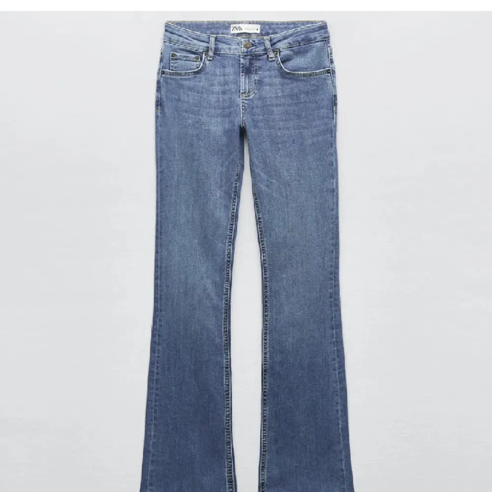 Lågmidjade bootcut jeans från Zara. Använt fåtal gånger🌟 Nypris 399kr. Storlek 34 men passar även en 36a då de är ganska stretchiga 💓. Jeans & Byxor.