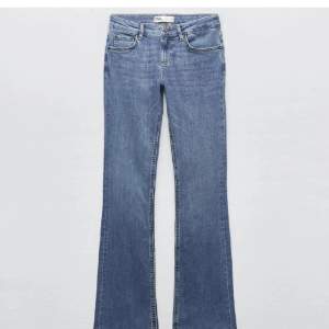Lågmidjade bootcut jeans från Zara. Använt fåtal gånger🌟 Nypris 399kr. Storlek 34 men passar även en 36a då de är ganska stretchiga 💓
