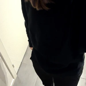 Svart stickad tröja - Fin svart stickad tröja säljs då den inte passade mig.