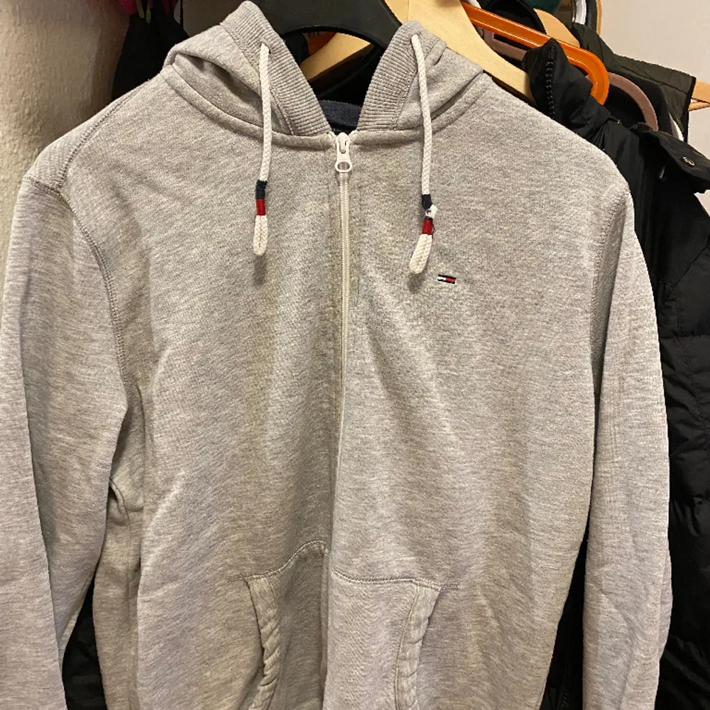 Tommy hilfiger 7/10 cond  . Hoodies.