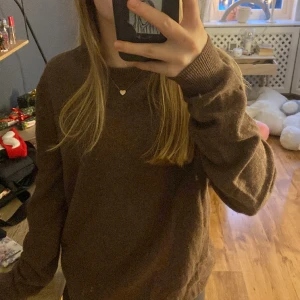 Brun stickad tröja - En brun stickad tröja i storlek L men pssar en storlek S